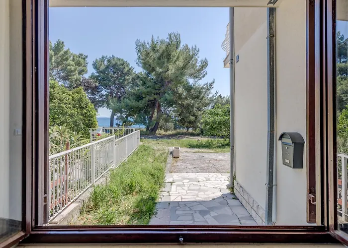 Beachfront Apartment Drazen, With Garden And Parking